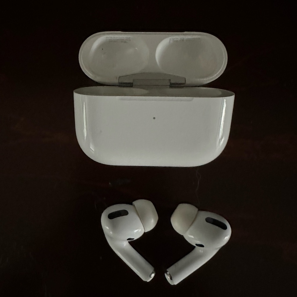 Apple AirPods Pro with White Charging Case - Picture 4 of 4